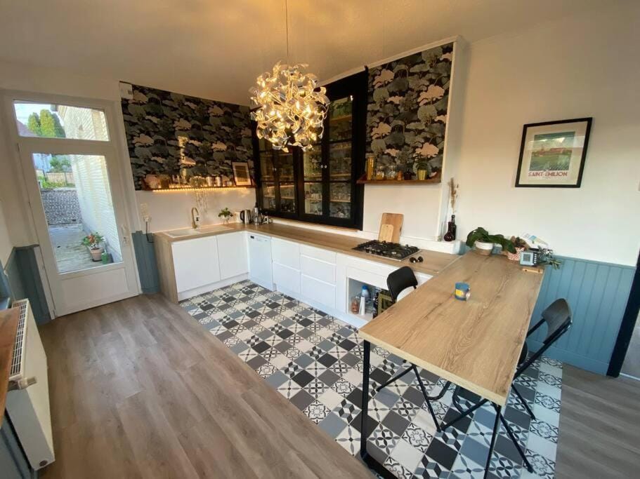 Kitchen or kitchenette, Dining area