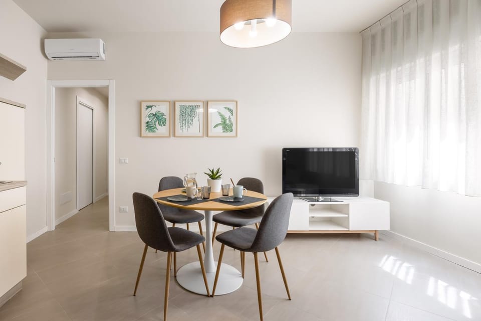 TV and multimedia, Living room, Seating area, Dining area, Evening entertainment, air conditioner