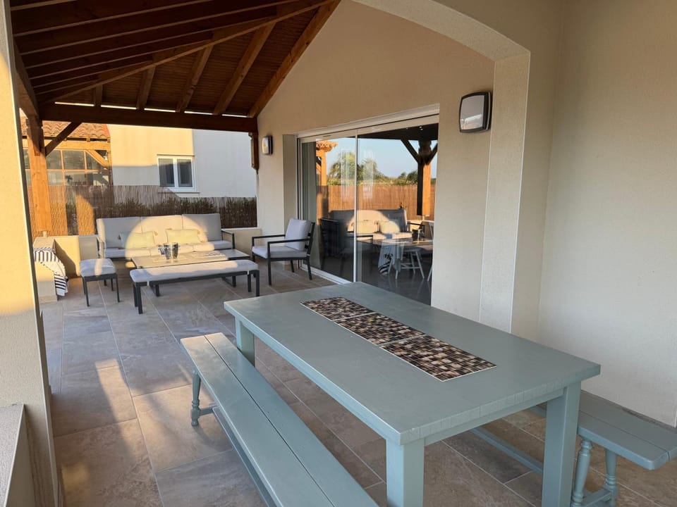 Patio, Day, BBQ facilities, Living room, Dining area