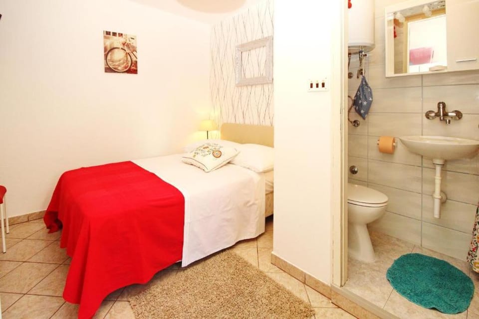 Toilet, Bed, Bathroom, Photo of the whole room, Bedroom, Bath, towels