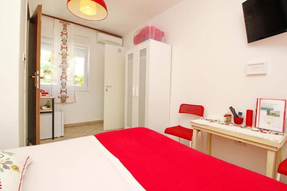 Bed, TV and multimedia, Photo of the whole room, Bedroom, wardrobe