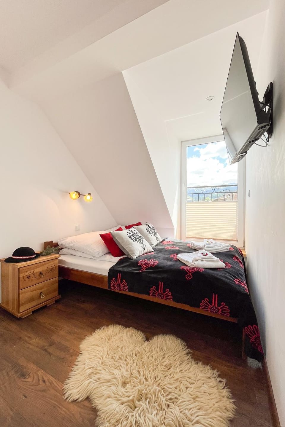 Bed, TV and multimedia, Photo of the whole room, Bedroom, Mountain view