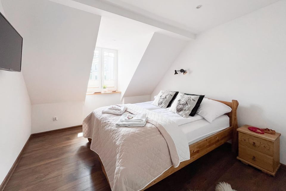 Bed, TV and multimedia, Photo of the whole room, Bedroom, Mountain view