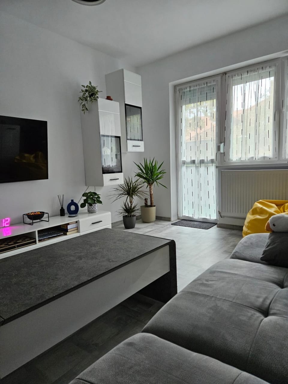 Communal lounge/ TV room, TV and multimedia, Living room, Seating area, Evening entertainment