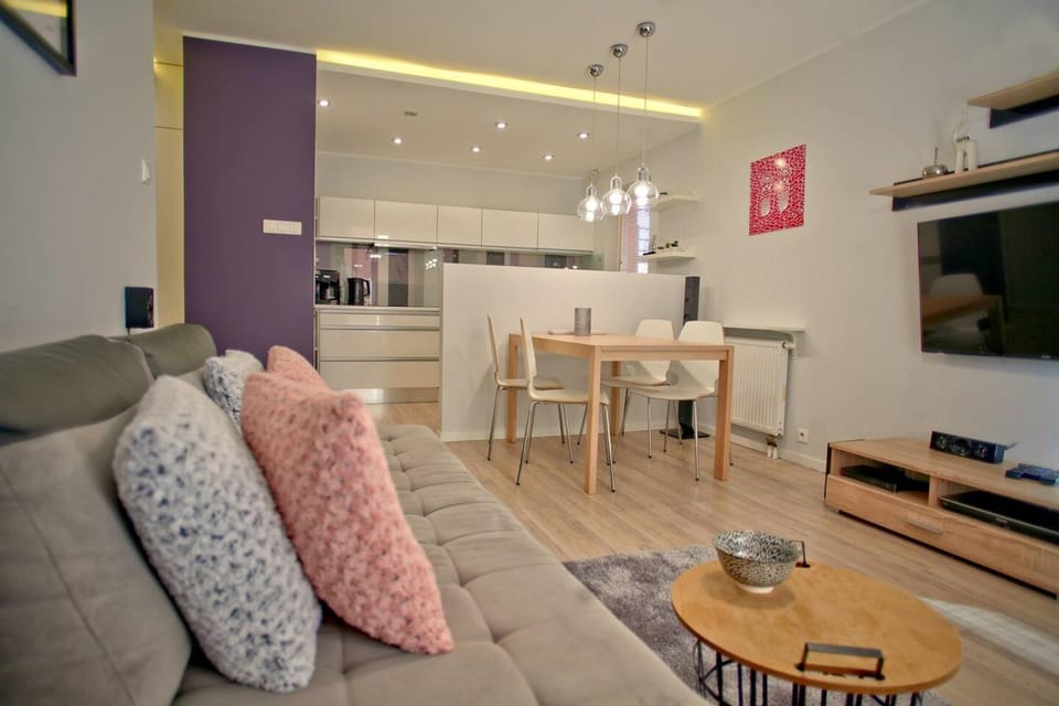 TV and multimedia, Kitchen or kitchenette, Living room, Seating area, Dining area