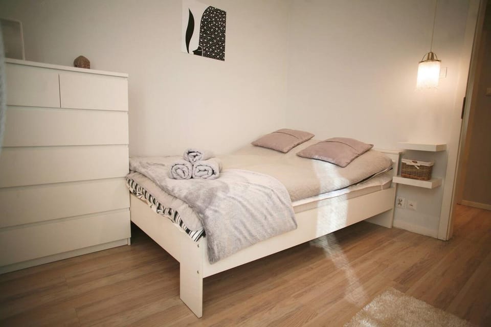 Bed, Photo of the whole room, Bedroom, towels