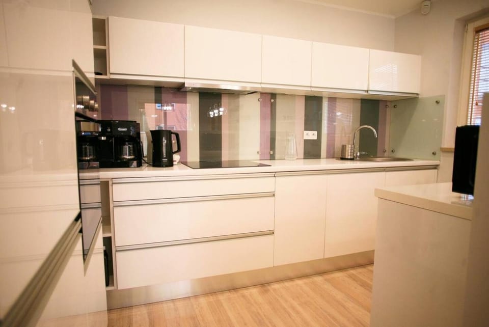 Coffee/tea facilities, Kitchen or kitchenette, dishwasher, oven, stove