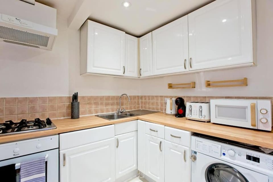 Coffee/tea facilities, Kitchen or kitchenette, dishwasher, oven, toaster, washing machine