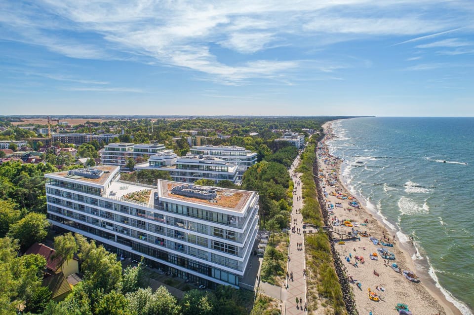 Property building, Nearby landmark, Communal lounge/ TV room, Day, Natural landscape, Bird's eye view, Beach, Evening entertainment, City view, Sea view, Location
