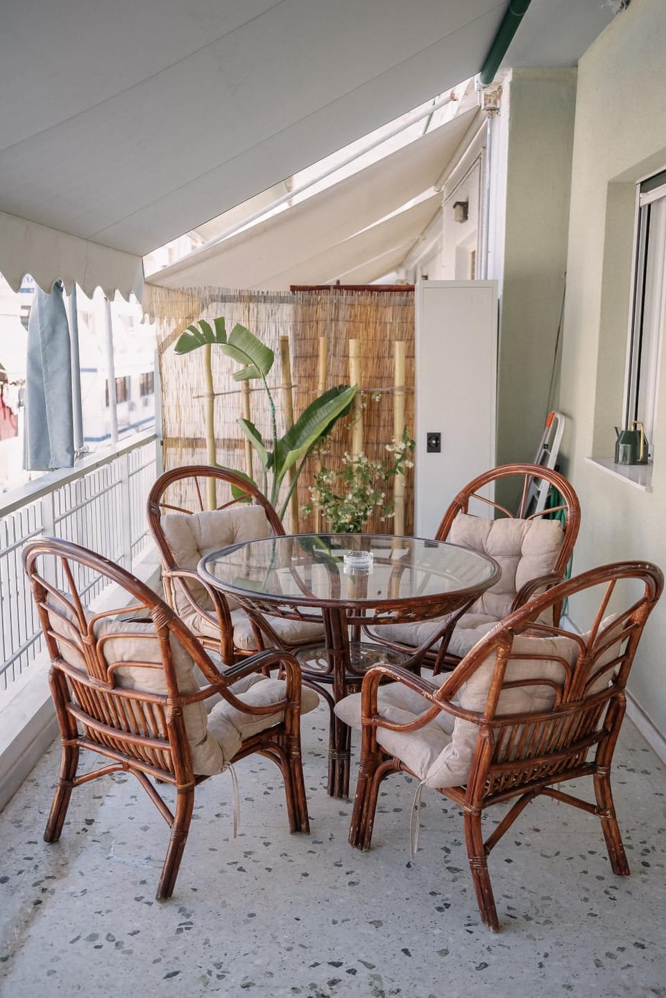 3Cs Athens Ampelokipoi Comfy flat ft Patio Airport Direct day n night Apartment in Athens