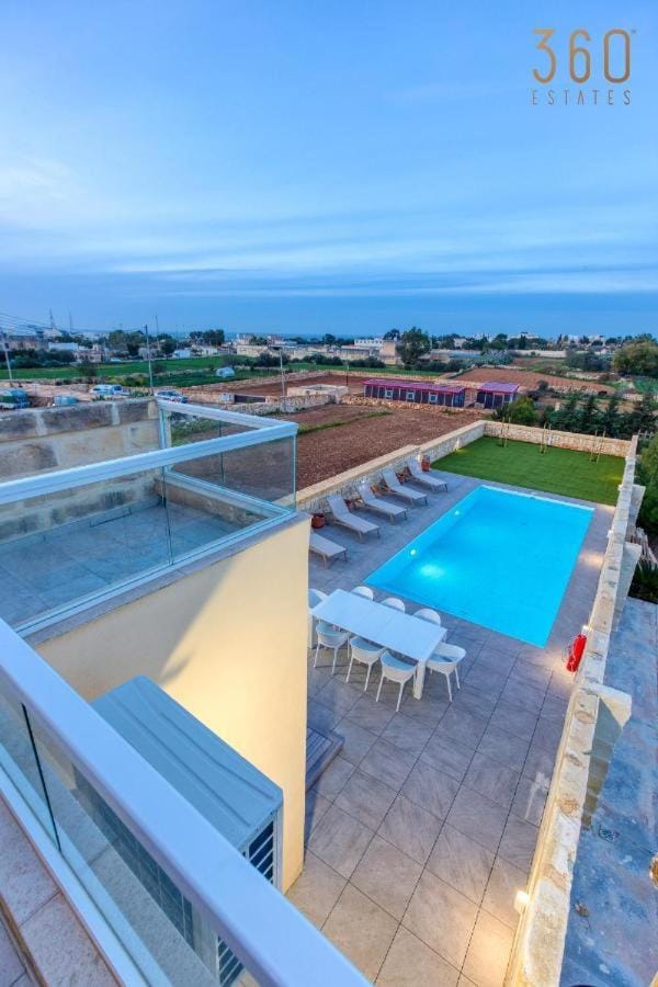 Day, View (from property/room), Balcony/Terrace, Pool view, Swimming pool, sunbed