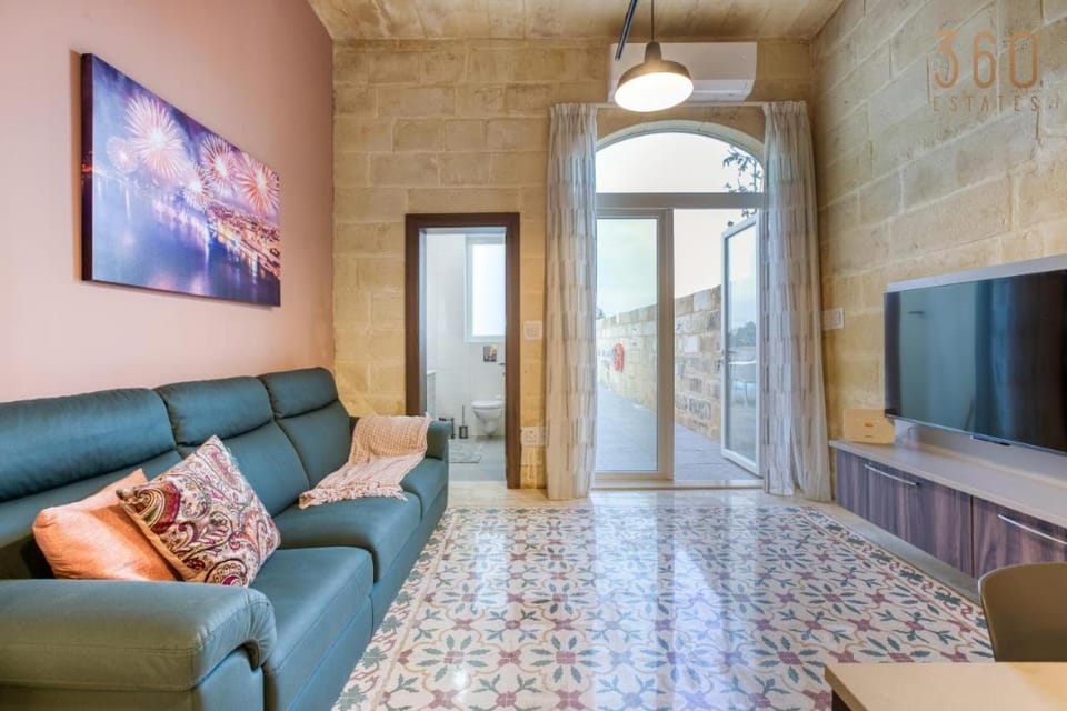 Communal lounge/ TV room, TV and multimedia, Living room, Seating area, Evening entertainment