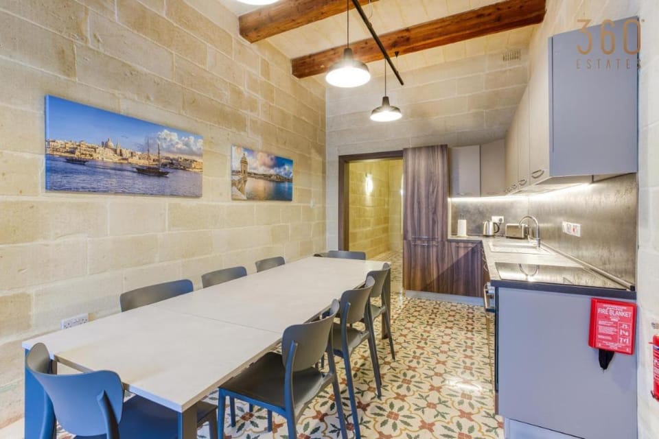 Kitchen or kitchenette, Living room, Seating area, Dining area, minibar