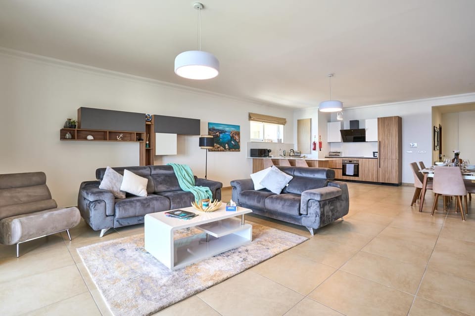 TV and multimedia, Living room, Seating area, Evening entertainment