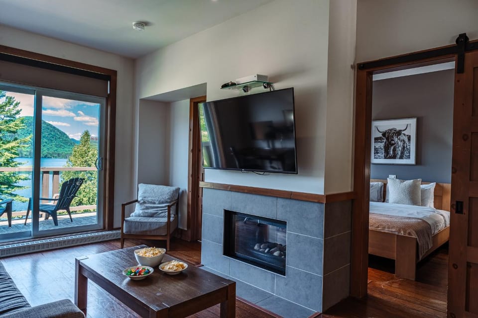 Lakefront Mountain View Remote Work - 1 Bd Suite House in Ontario