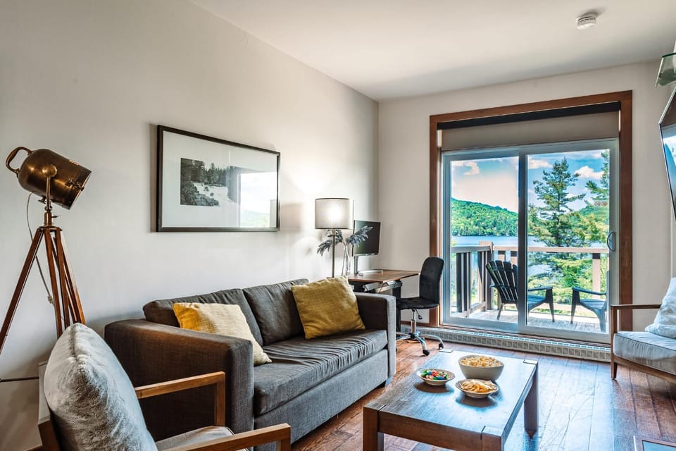 Lakefront Mountain View Remote Work - 1 Bd Suite House in Ontario