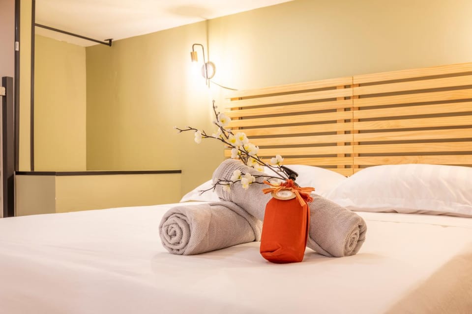 Bed, Photo of the whole room, Bedroom, towels