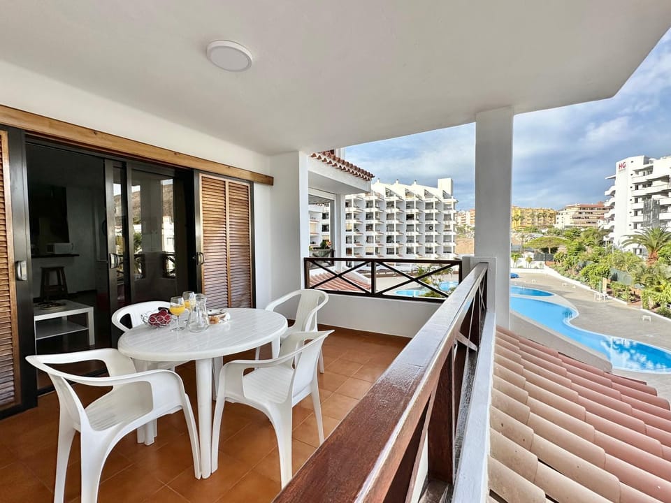 View (from property/room), Balcony/Terrace, Dining area, Pool view