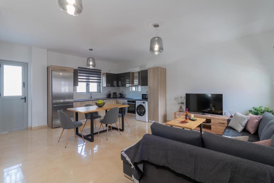 Communal lounge/ TV room, TV and multimedia, Kitchen or kitchenette, Living room, Seating area, Dining area, oven
