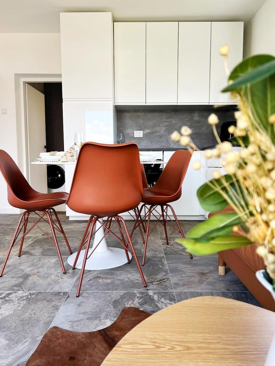 Kitchen or kitchenette, Living room, Seating area, Dining area