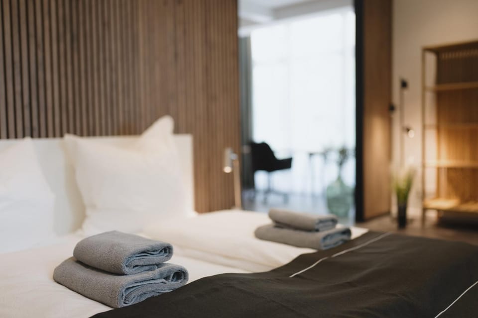 Bed, Bedroom, towels