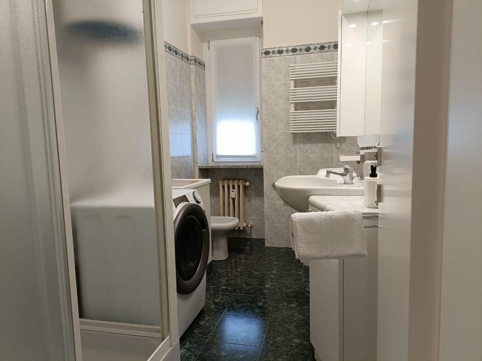 Shower, Bathroom, washing machine, dryer