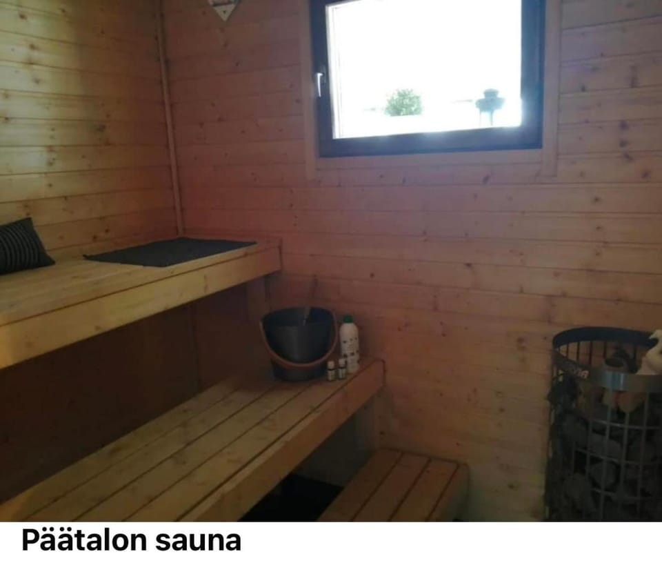 Ympärivuotinen järvenrantahuvila Pihtiputaalla Villa in Finland