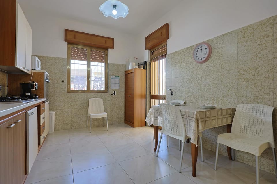 Living room, Seating area, Dining area, oven, pet friendly, stove