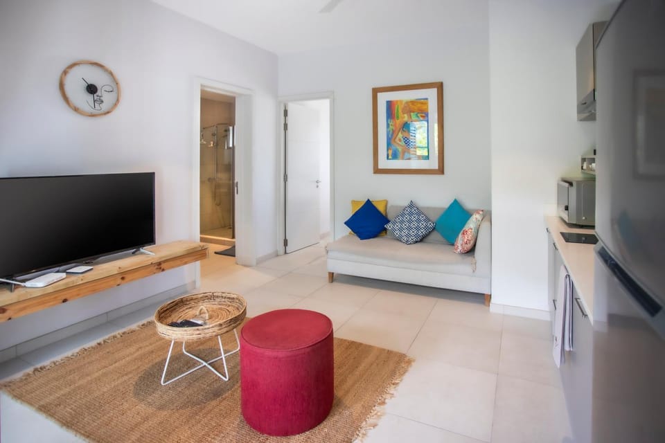 TV and multimedia, Kitchen or kitchenette, Living room, Seating area, Evening entertainment