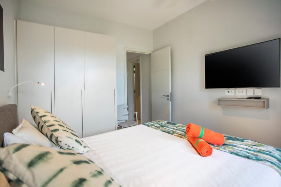 Bed, TV and multimedia, Photo of the whole room, Evening entertainment, Bedroom, towels, wardrobe