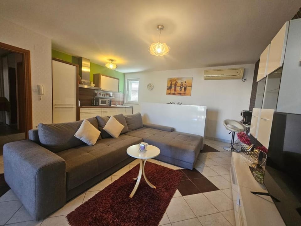 Living room, Seating area, Dining area, air conditioner