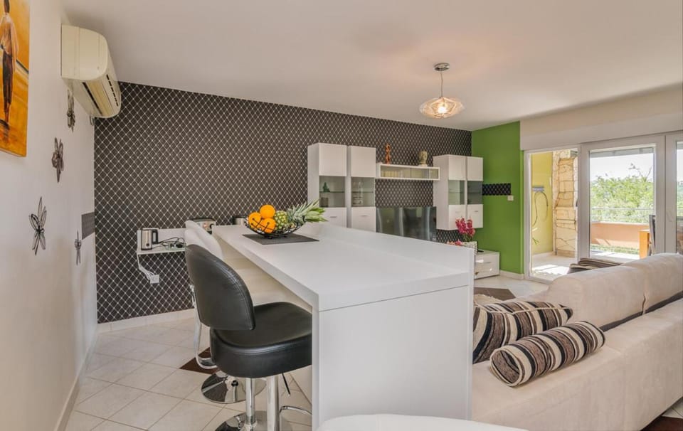 Living room, Seating area, Dining area, air conditioner