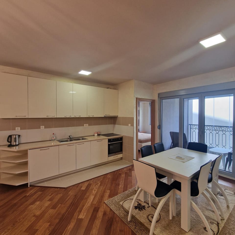 Kitchen or kitchenette, Dining area, stove