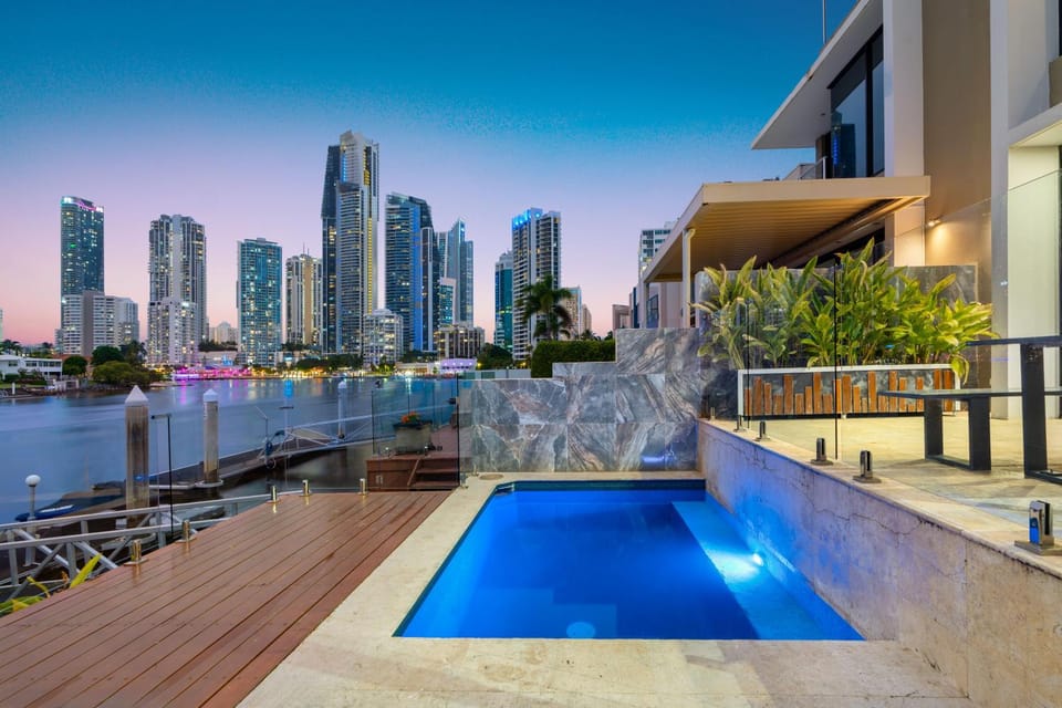 3 m Luxury Waterfront Villa in Paradise Pets Welcome Villa in Surfers Paradise