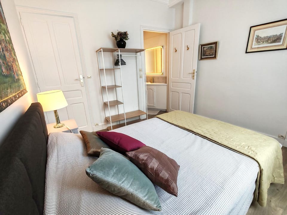 Bed, Photo of the whole room, Bedroom, wardrobe