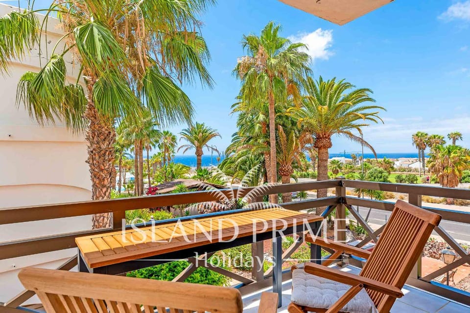 Property building, View (from property/room), Balcony/Terrace, Seating area, Dining area