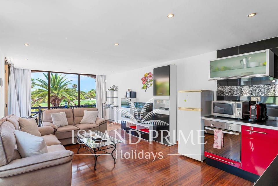 TV and multimedia, Coffee/tea facilities, Kitchen or kitchenette, Living room, Seating area, Dining area, internet, microwave, oven, stove, toaster