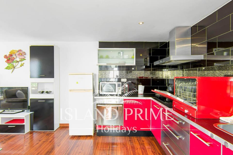 TV and multimedia, Coffee/tea facilities, Kitchen or kitchenette, dishwasher, internet, microwave, oven, stove