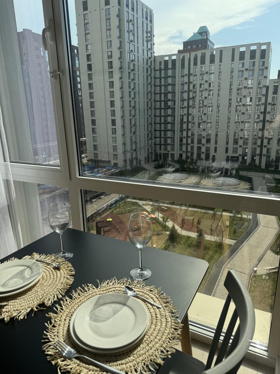 Property building, Day, View (from property/room), Balcony/Terrace, Dining area, City view