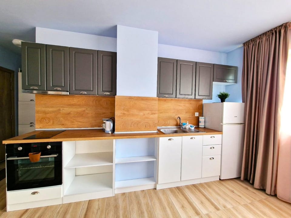 Kitchen or kitchenette, oven