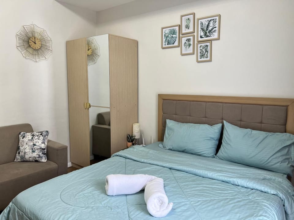 Bed, towels, wardrobe