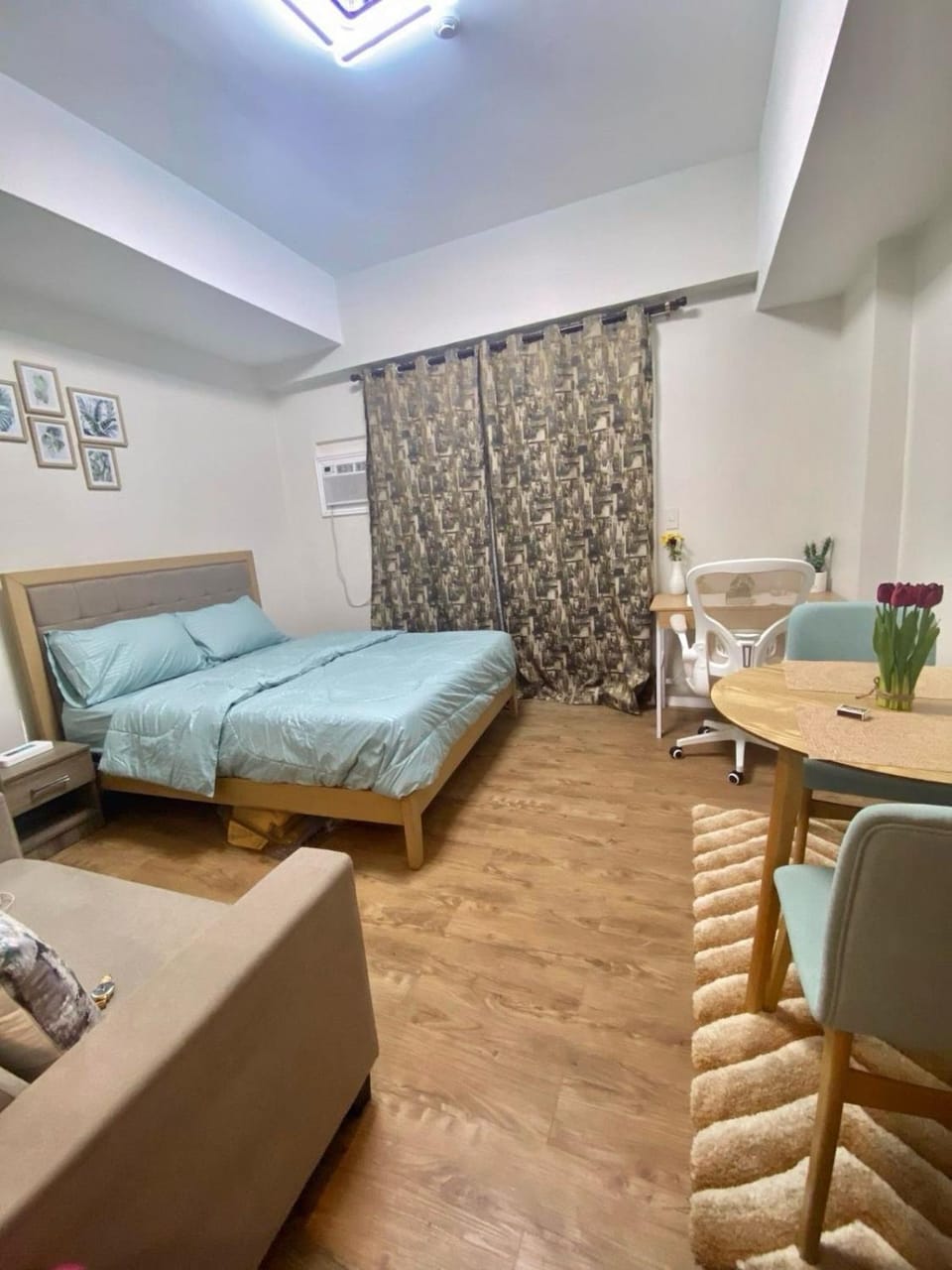 Photo of the whole room, Bedroom