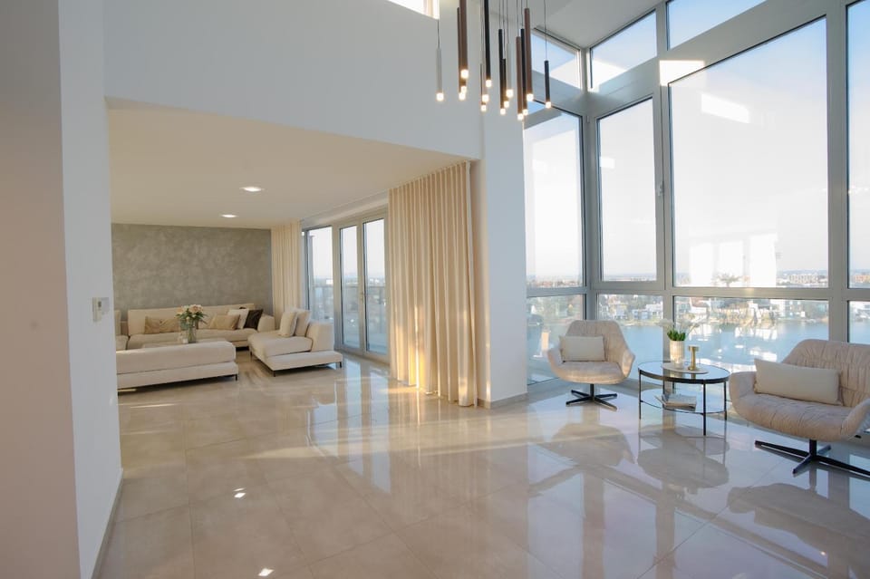 Luxusný Penthouse nad jazerami 230 m2, 2x garáž, WIFI Apartment in Bratislava Region, Slovakia