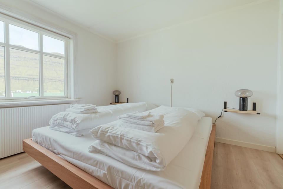 Bed, Bedroom, towels