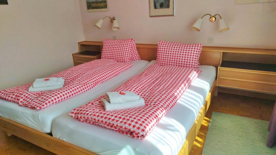 Bed, Bedroom, towels