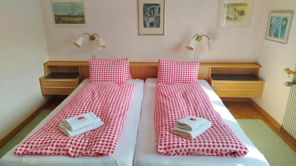 Bed, Bedroom, towels