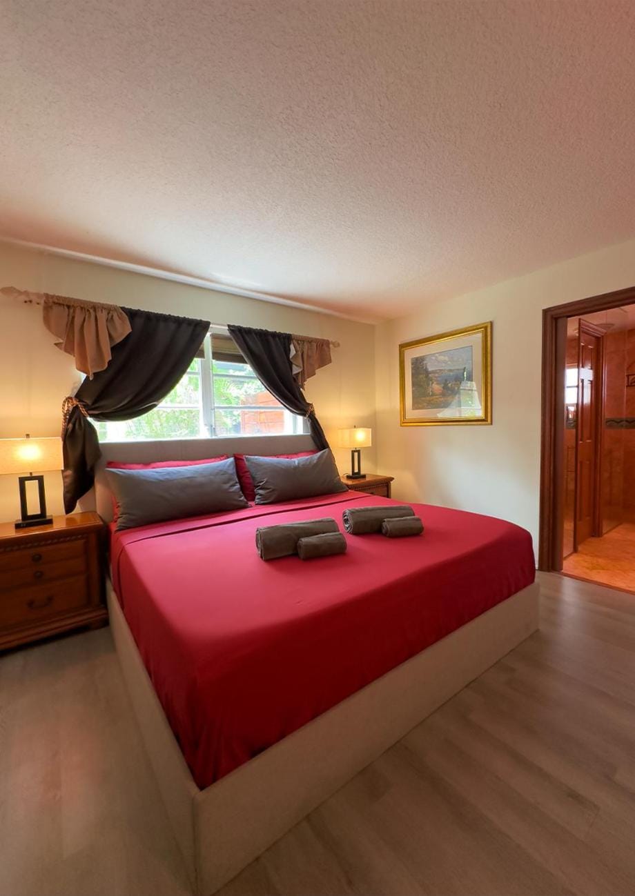 Bed, Photo of the whole room, Bedroom, towels