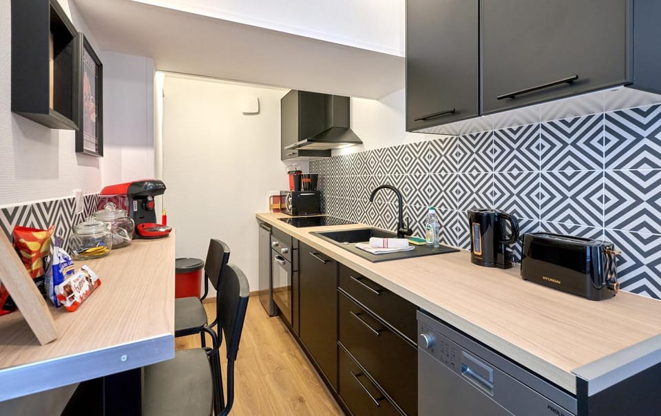 Coffee/tea facilities, Kitchen or kitchenette, dishwasher, minibar, oven, toaster