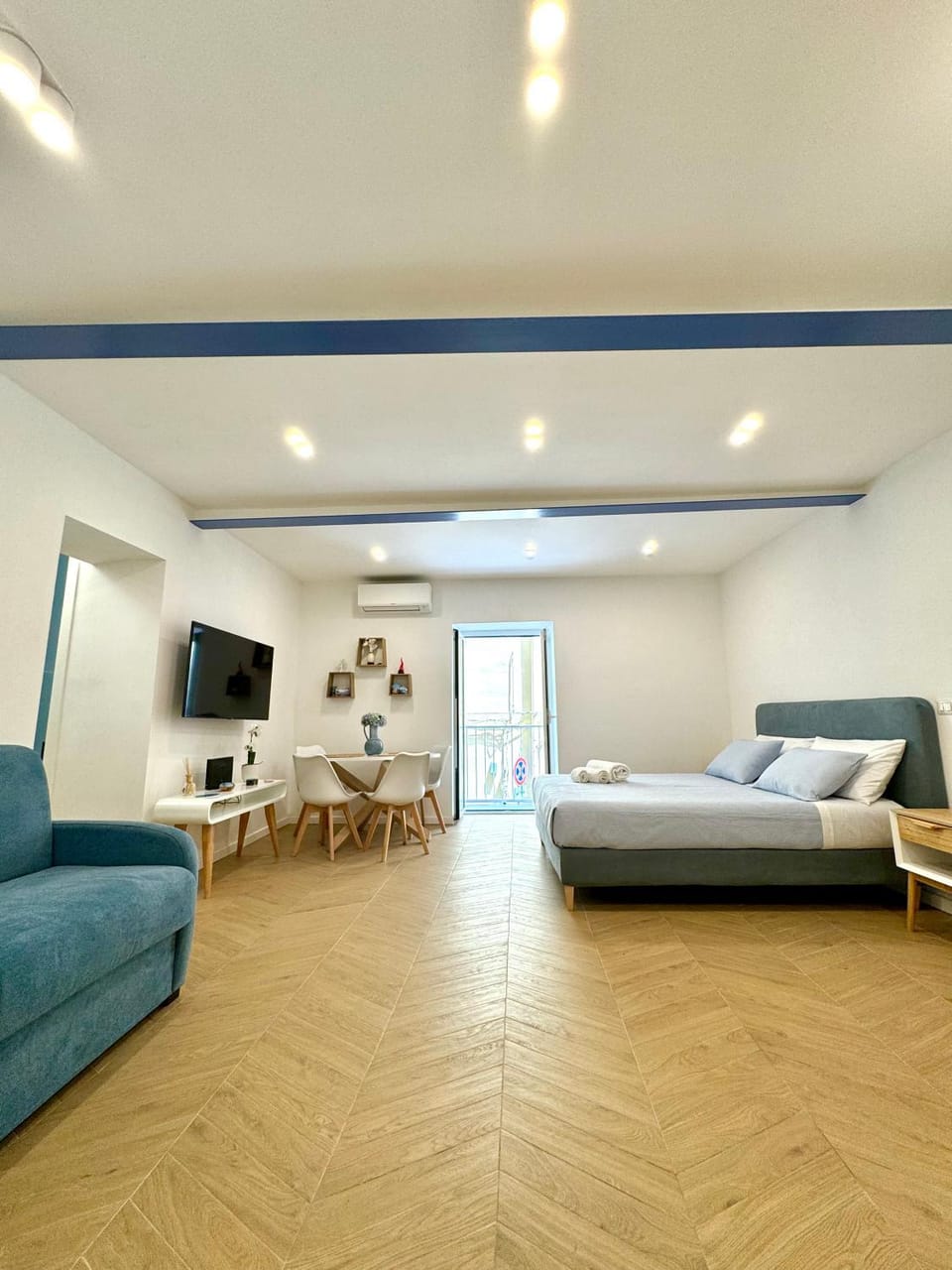 Bed, TV and multimedia, Living room, Photo of the whole room, Seating area, Bedroom