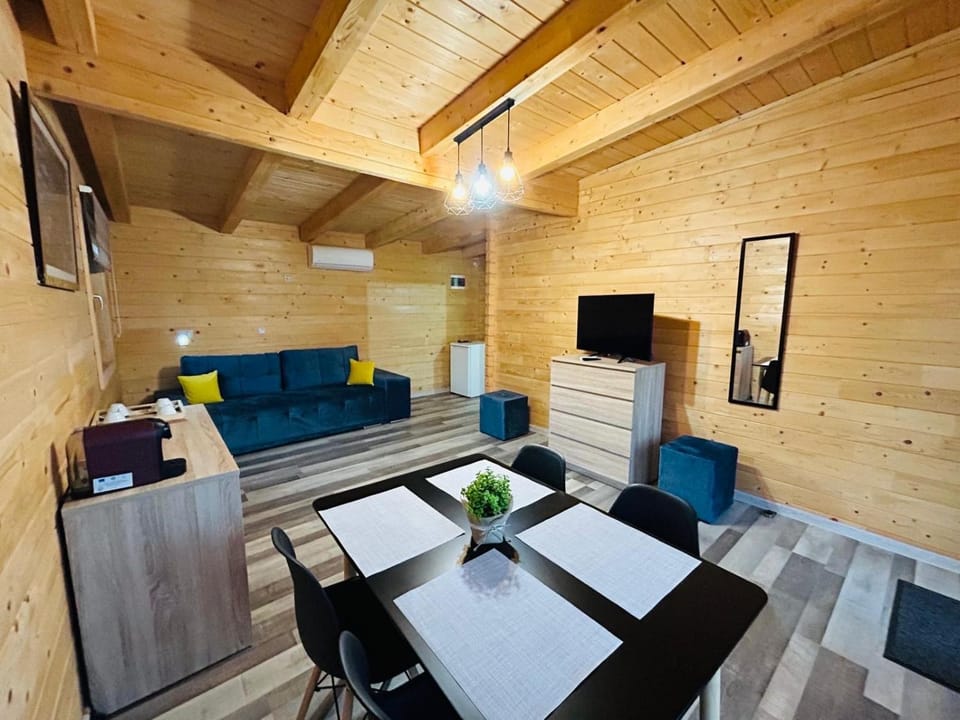TV and multimedia, Living room, Seating area, Evening entertainment